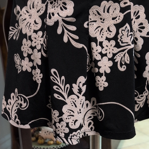 Sami & Jo Monochrome Floral Short Sleeve Top - Picture 4 of 10